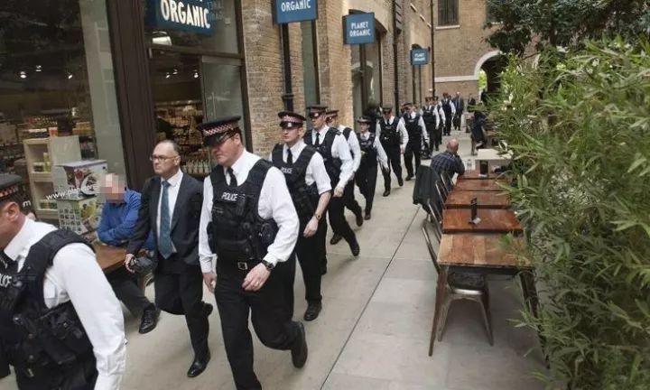 伦敦警察局、FCA等突袭20家二元期权公司.jpg